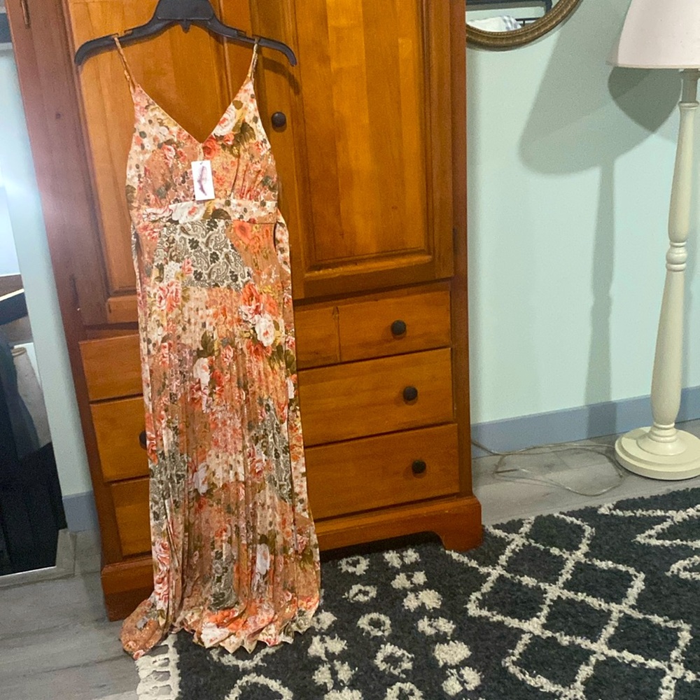 NWT• Jessica Simpson• Size S• Antique Floral Pleated Maxi Dress